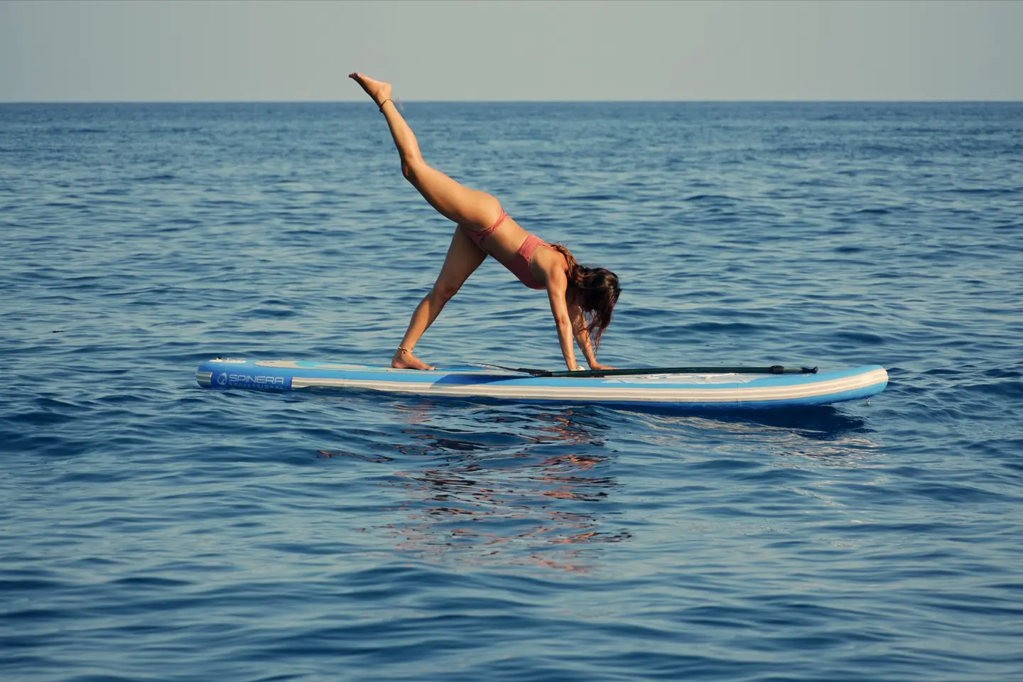 Insegnante di yoga sul SUP